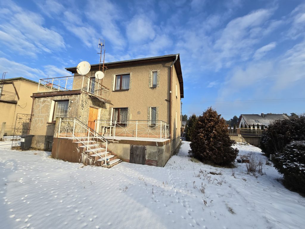 Widok na taras i balkon od podwórka