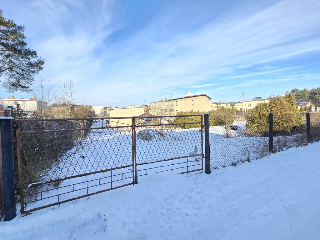 Brama z drogi bocznej